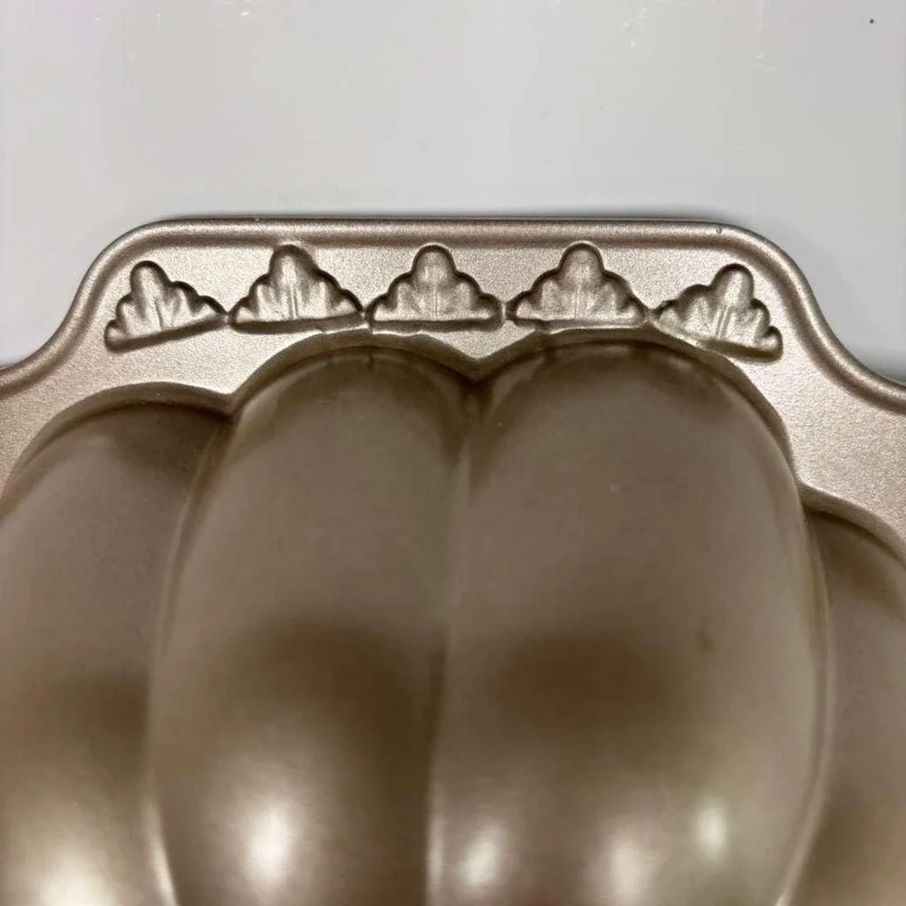 Nordic Ware Cast Aluminum The‎ Great Pumpkin Bundt Cake 10-Cup pan